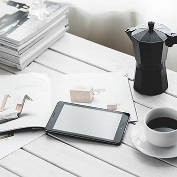 湖人遭马刺逆转，继续低迷，詹皇力挺队友